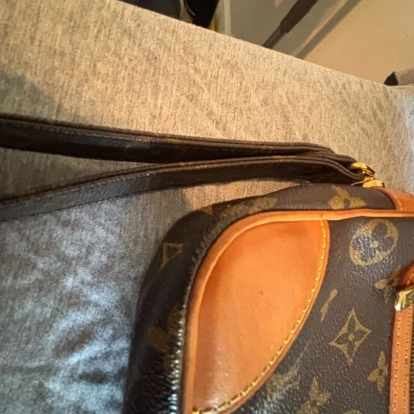 Authentic Vintage Louis Vuitton Monogram Marly Dragonne Clutch – Good Condition - Picture 5 of 15
